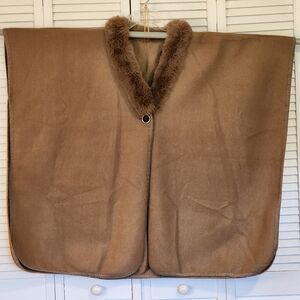 Cape faux fur collar